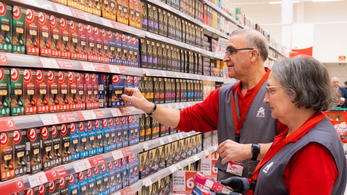 Dos trabajadores de Alcampo revisan un lineal de venta. HDS