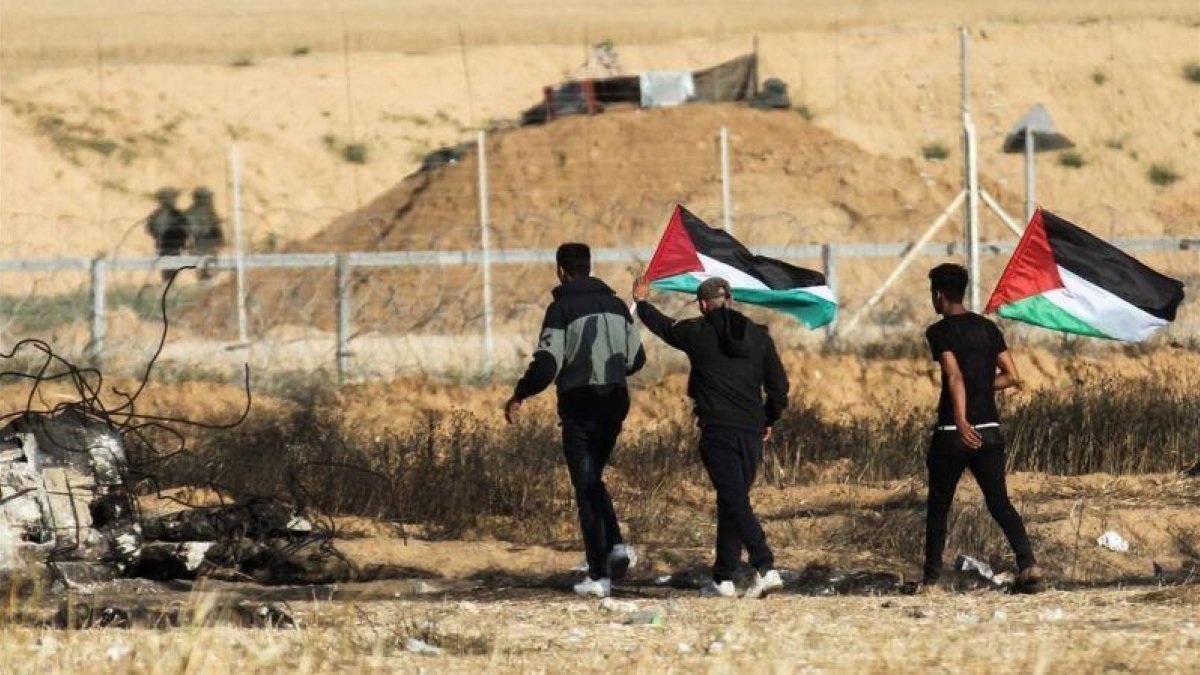 Un grupo de manifestantes palestinos durante unas protestas el 15 de abril del 2018 junto a la frontera con Israel en la Franja de Gaza.-SAID KHATIB (AFP)