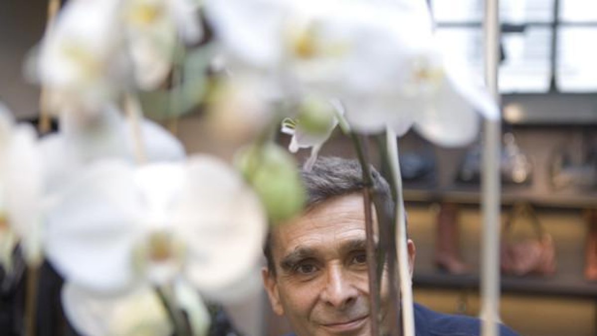 Adolfo Domínguez posa en su tienda del barrio parisino del Marais.-DANIEL MORDZINSKI