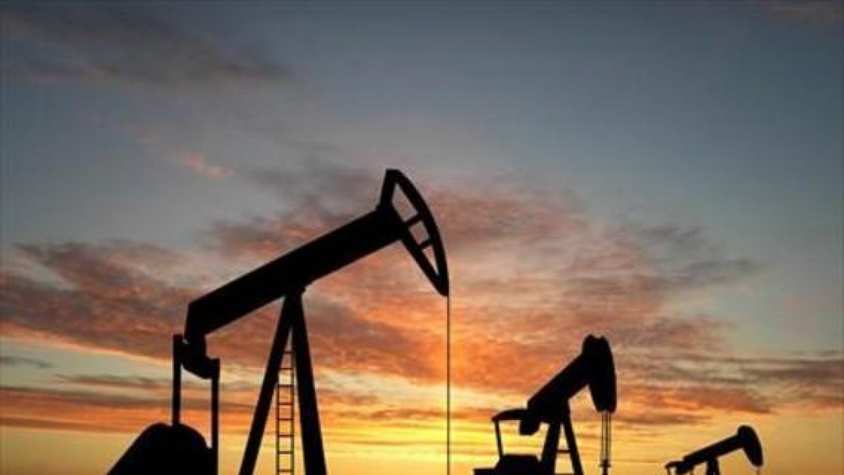 Campo de producción petrolífera.-