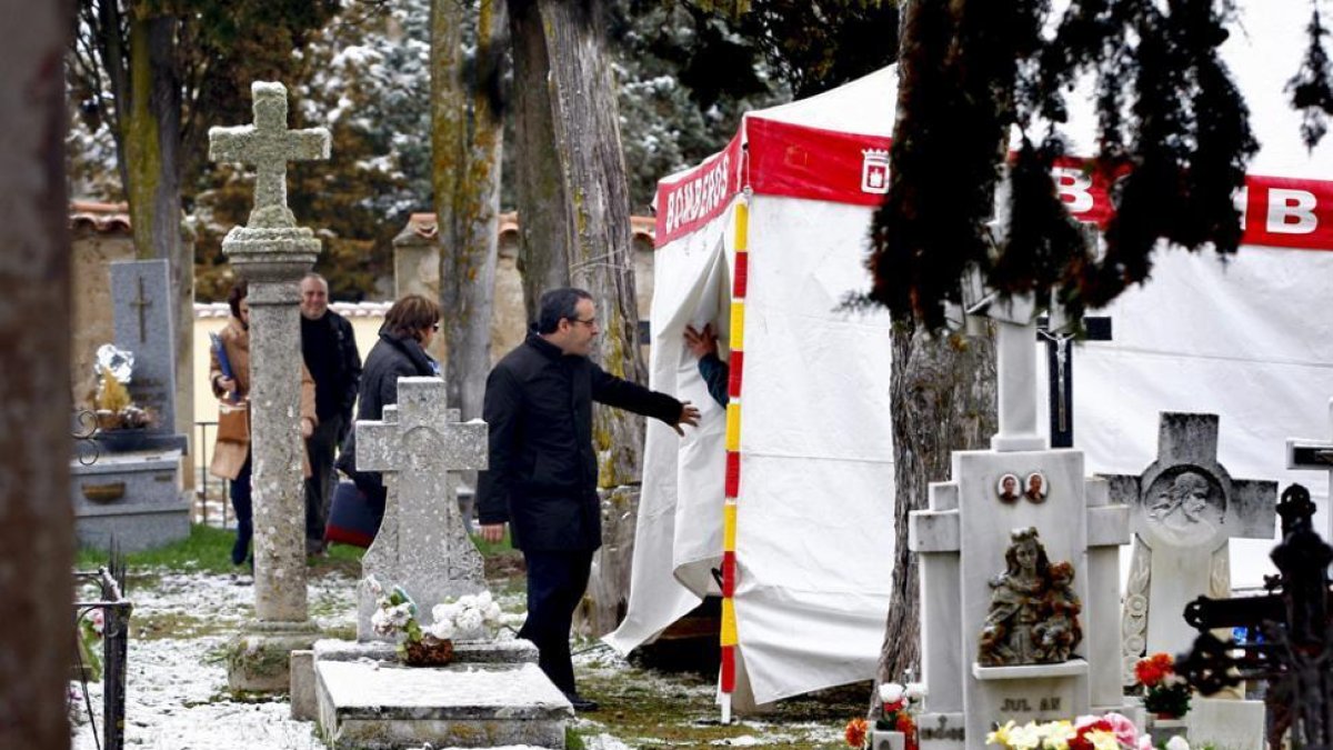 Proceso de exhumación de los restos de Leoncio González de Gregorio en el cementerio de Quintana Redonda en marzo del pasado año.-HDS