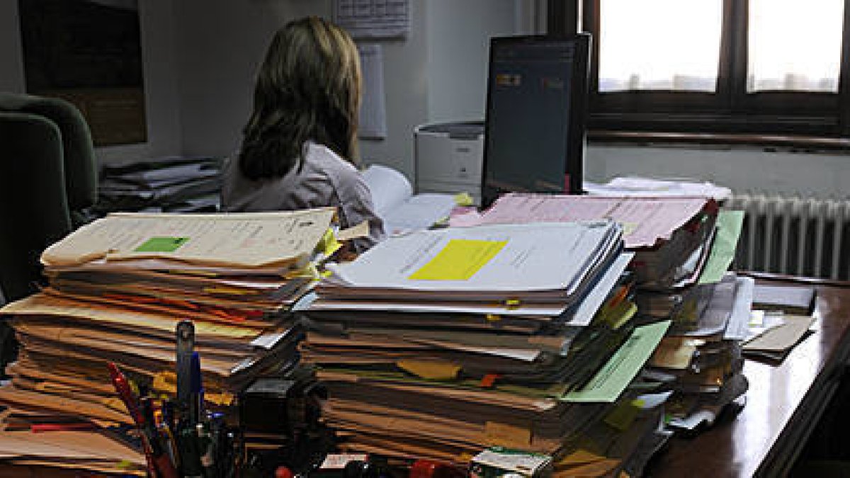 Expedientes apilados en una mesa del Juzgado de lo Penal en el que la carga de trabajo ha aumentado significativamente. / VALENTÍN GUISANDE-