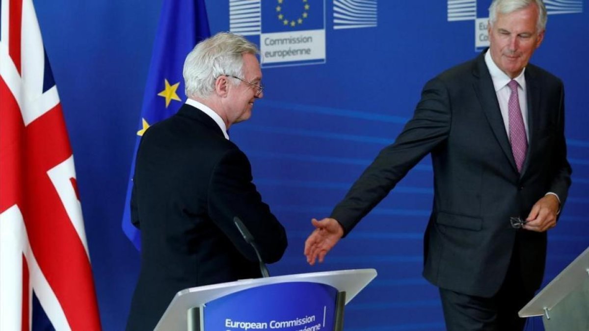 Michel Barnier (a la derecha) y David Davies, tras sus declaraciones en Bruselas, este lunes 28 de agosto-REUTERS / FRANCOIS LENOIR