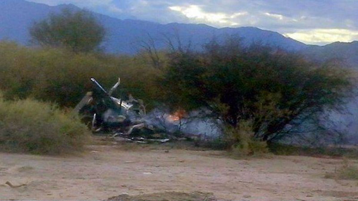 Los restos de los dos helicópteros accidentados, este lunes en Villa Castelli, en la provincia argentina de La Rioja.-Foto: AFP / ALDO PORTUGAL