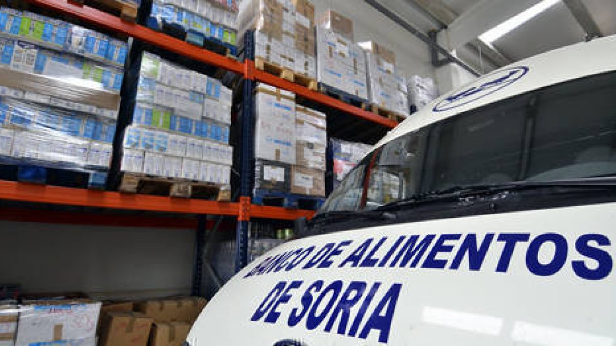 Palés con cajas de comida colocadas en las estanterías de la nave de Valcorba. / ÁLVARO MARTÍNEZ-