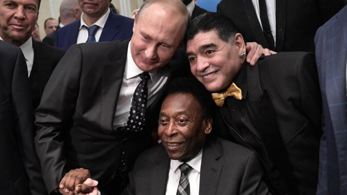 Putin, junto a Maradona y Pelé durante el sorteo del Mundial-2018.-AFP / ALEXEY NIKOLSKY
