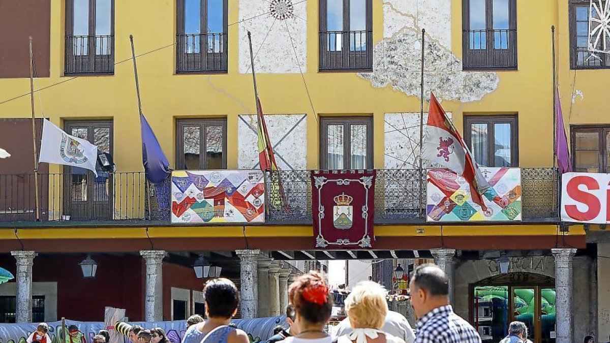 Las banderas del Consistorio permanecerán a media asta hasta el final de las fiestas, el próximo jueves.-J.M. LOSTAU