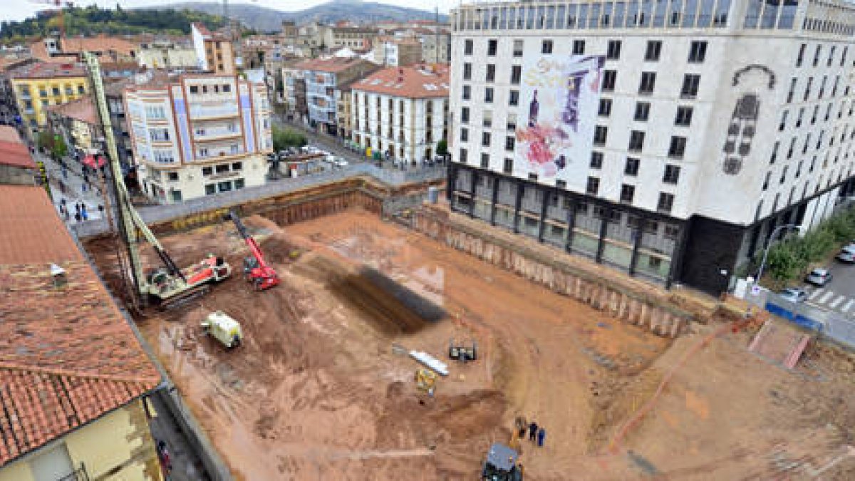 Obras de construcción del parking de Mariano Granados, en una imagen tomada ayer. / ÁLVARO MARTÍNEZ-