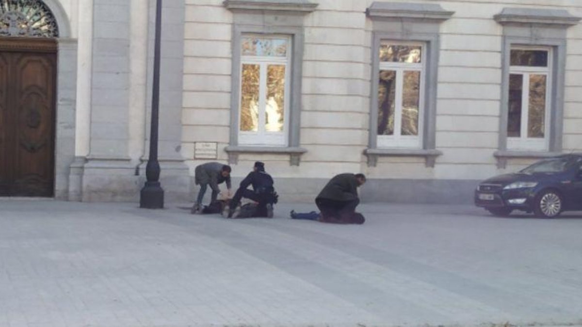 Momento en que la Policía Nacional detiene a ocho miembros de Arran.-TWITTER / ARRAN