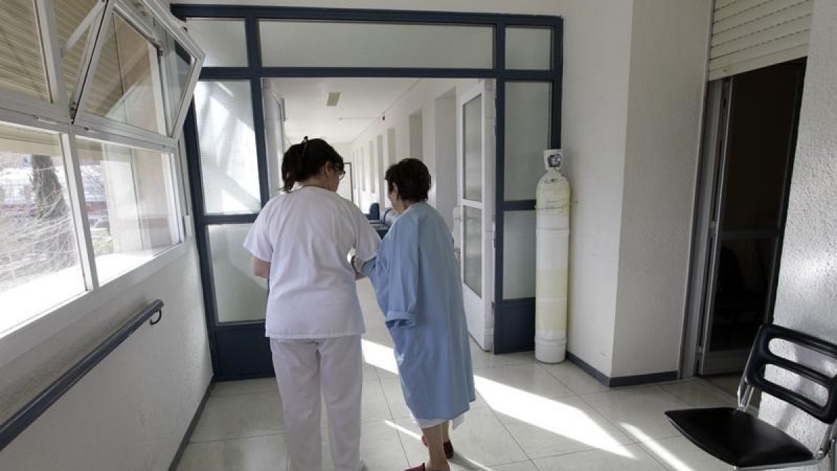 Una enfermera atiende a una paciente.-HDS