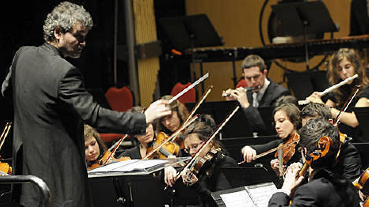 La Joven Orqusta Sinfónica de Soria en uno de sus conciertos. / VALENTÍNGUISANDE-