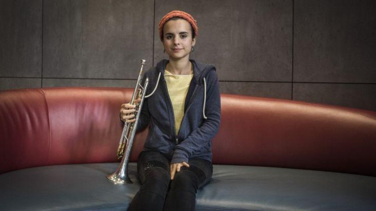 Andrea Motis, con su trompeta en el Hotel Petit Palace de Barcelona, el pasado martes.-FERRAN SENDRA