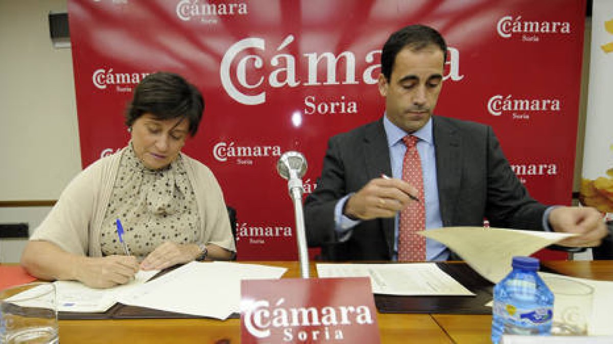 Pilar Sánchez Barreiro y Ángel Colominas, en la firma del convenio./ U. S. -