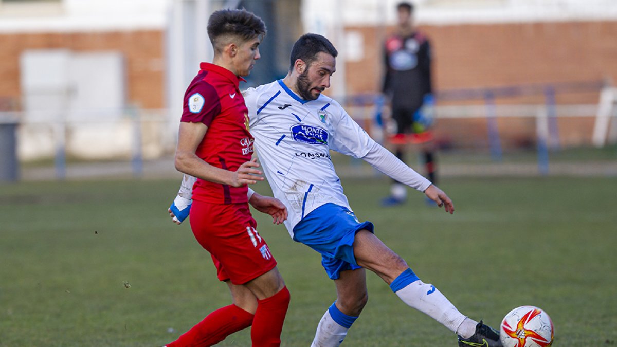 Alberto Plaza es uno de los fijos en el centro del campo del Almazán. MARIO TEJEDOR