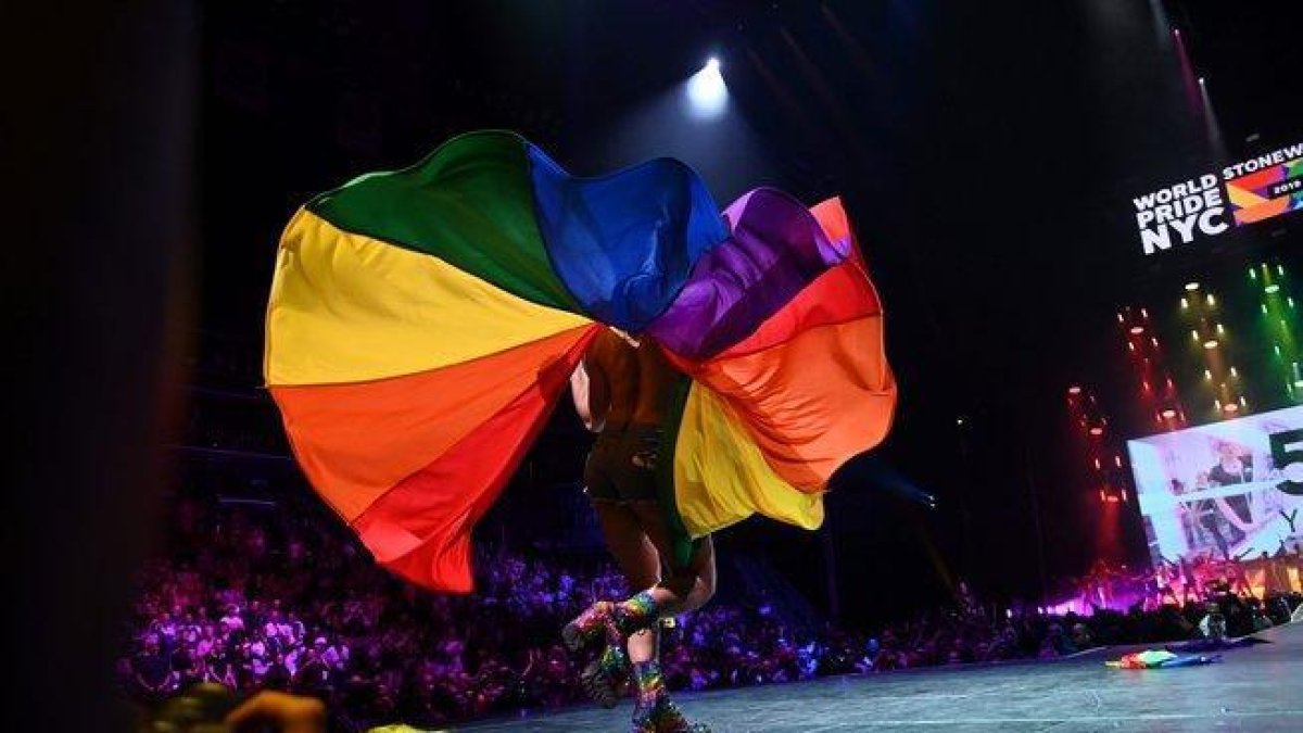 Un drag queen se presenta en el escenario durante la ceremonia de apertura de WorldPride 2019 en el Barclays Center en Brooklyn.-AFP