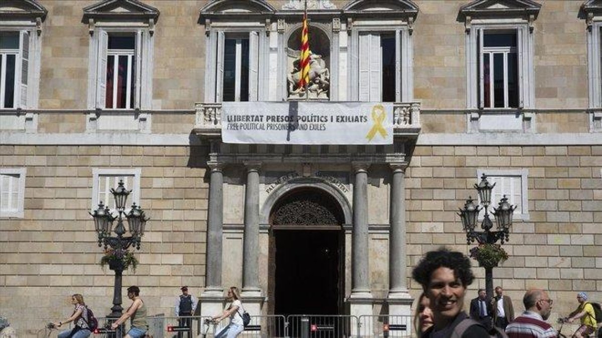 La pancarta a favor de los independentistas presos que cuelga del Palau de la Generalitat.-
