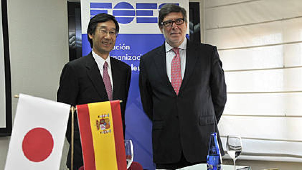 El embajador de Japón, Satoru Satoh, y Santiago Aparicio-