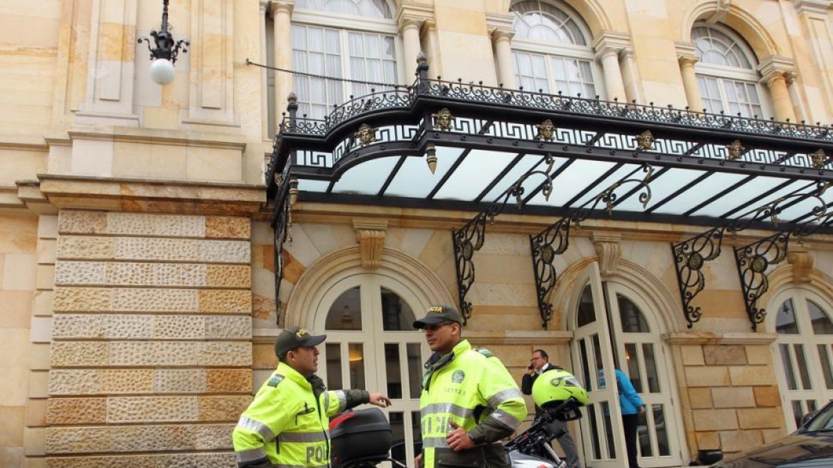 Policías prestan guardia frente al teatro Colón en Bogotá (Colombia) donde se firmará el nuevo acuerdo de paz.-MAURICIO DUEÑAS CASTAÑEDA / EFE