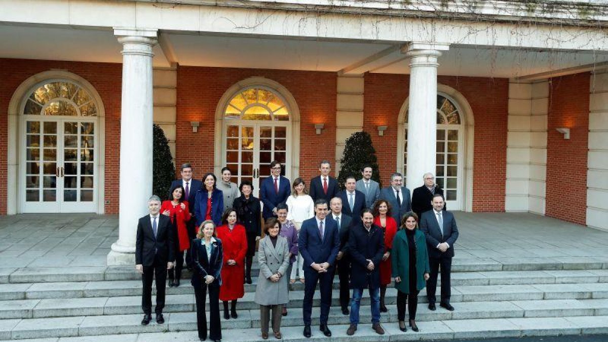 El presidente del gobierno, Pedro Sánchez (C), posa con su nuevo gabinete de ministros en el Palacio de la Moncloa antes del primer Consejo de Ministros celebrado este martes.-EFE