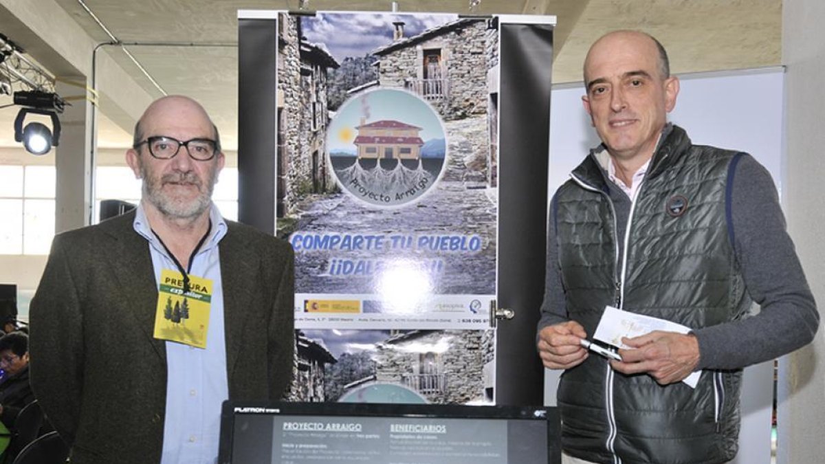 Javier Hernández y Enrique Martínez Pomar, promotor del proyecto 'Arraigo'.-VALENTIN GUISANDE