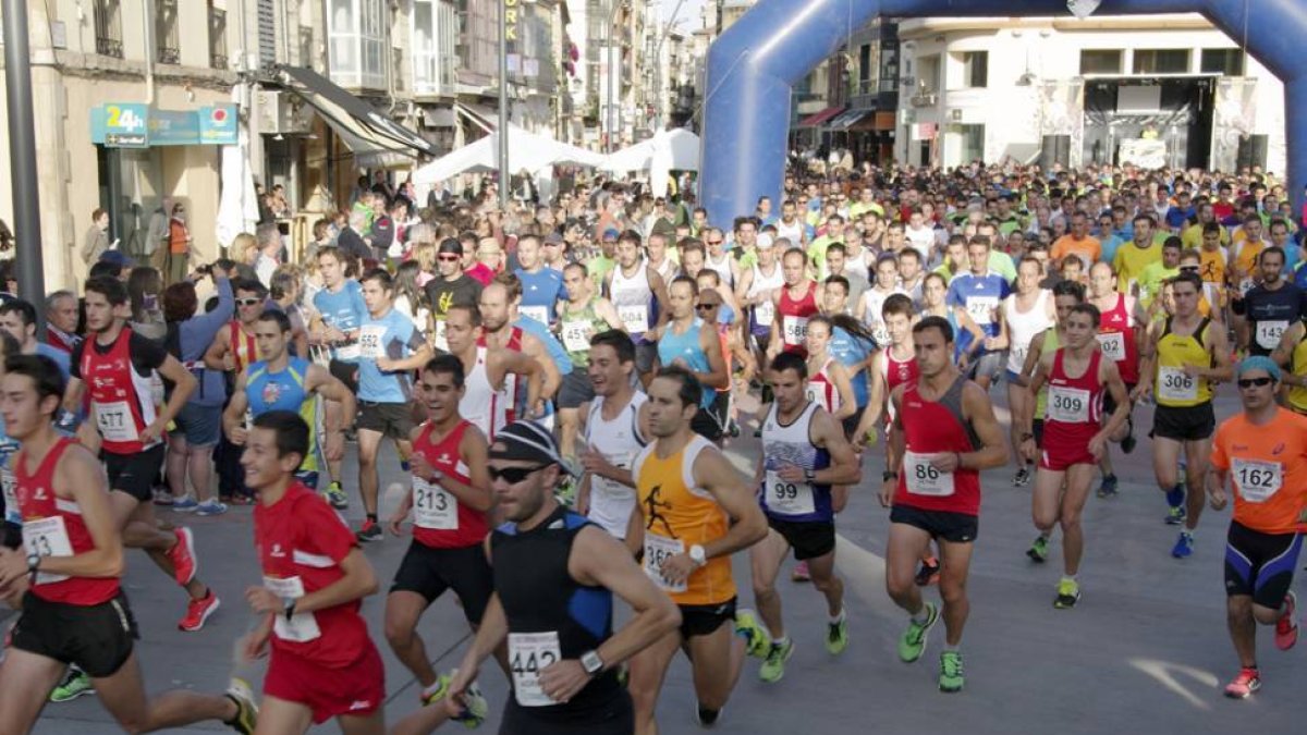 Imagen de la salida de la 22 edición de la Carrera Soria-Valonsadero que contó con cerca de 600 participantes.-Diego Mayor