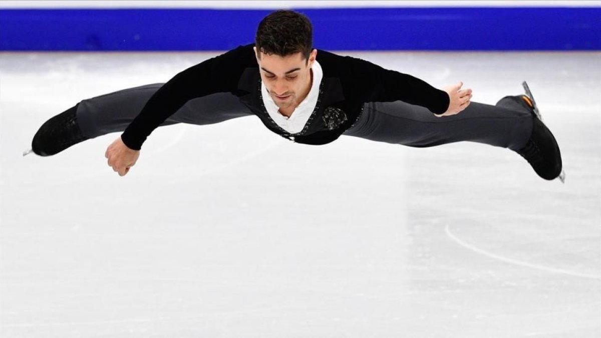 Javier Fernández, durante su actuación en el Mundial que ganó en Moscú en enero.-/ MLADEN ANTONOV (AFP)