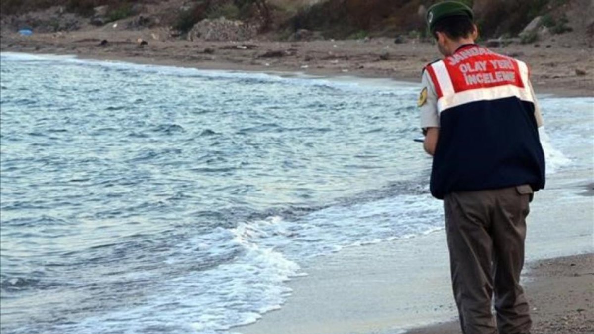 El cuerpo de Aylan Kurdi, un bebé de 3 años, apareció en las costas turcas el pasado mes de septiembre y se convirtió en la imagen de la crisis de los refugiados.-AP