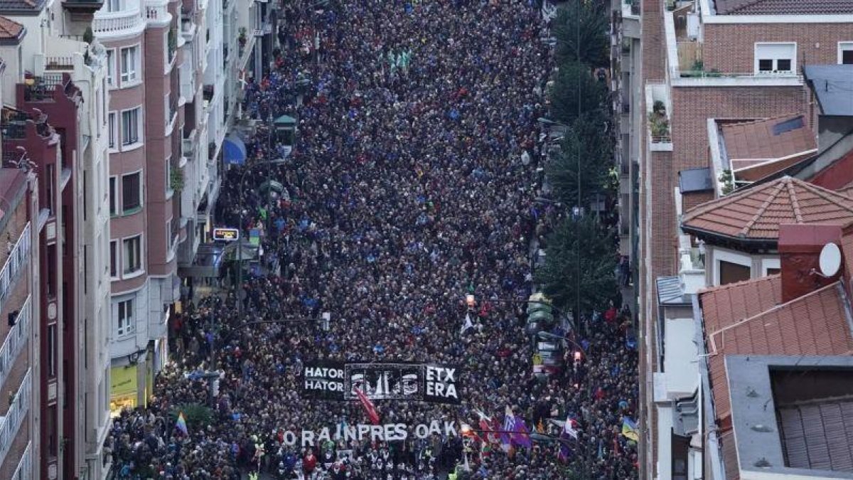 Miles de personas manifestándose en Bilbao contra la política de dispersión de presos de ETA.-EL PERIÓDICO