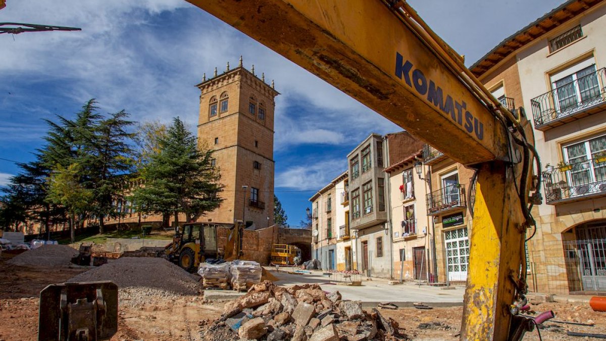 Espacios urbanos, servicios esenciales para el ciudadano, mejoras en el patrimonio y movilidad acorde con los tiempos. Son algunos aspectos que cubren las obras más importantes que se encuentra en curso en la capital y que desarrollan el Ayuntamiento, el Estado y la Junta, a veces por su cuenta y en ocasiones en colaboración. FOTÓGRAFO: MARIO TEJEDOR