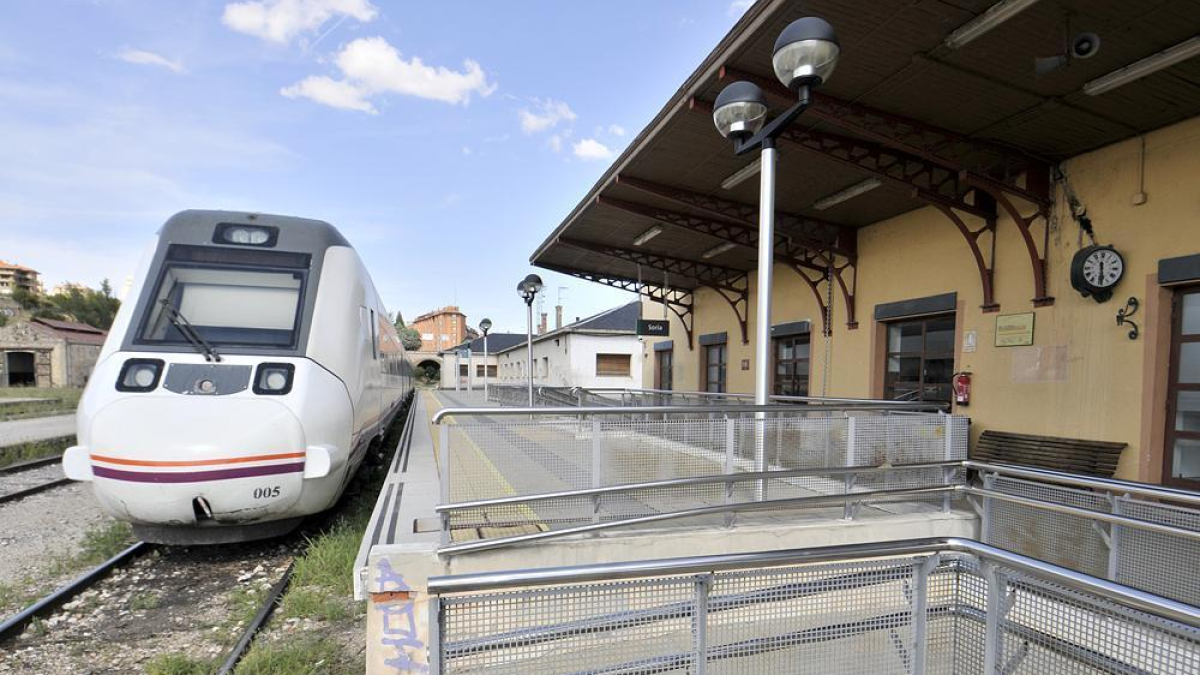 Un tren en la estación de Soria.-HDS