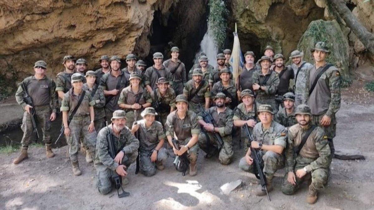 Militares del Escuadrón Numancia en una de las fotos colgadas en Twitter.-HDS