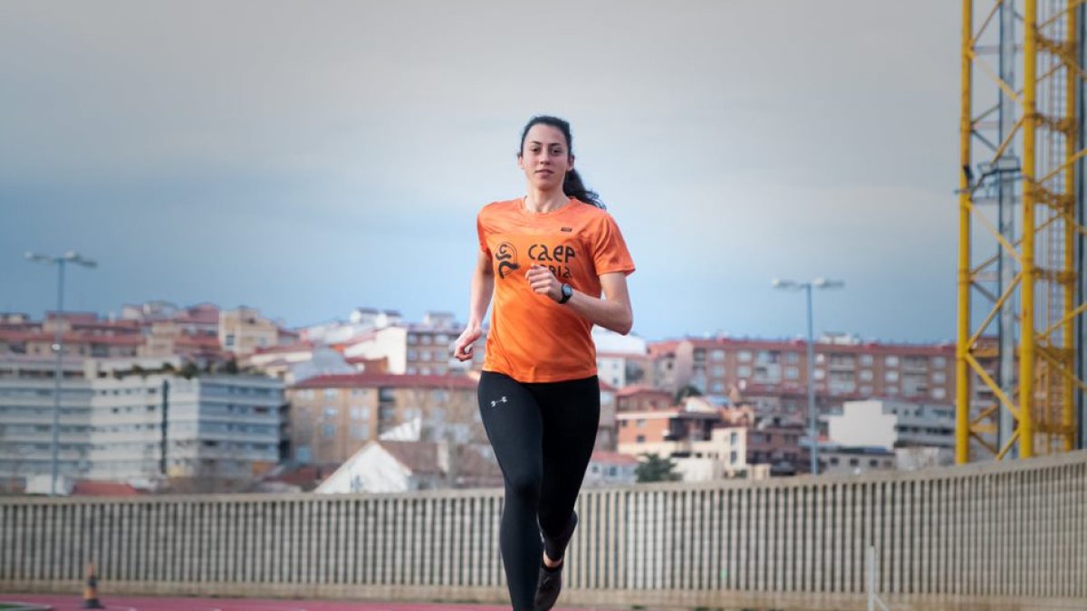 María Piñera en un entrenamiento en las pistas de atletismo de Los Pajaritos. GONZALO MONTESEGURO