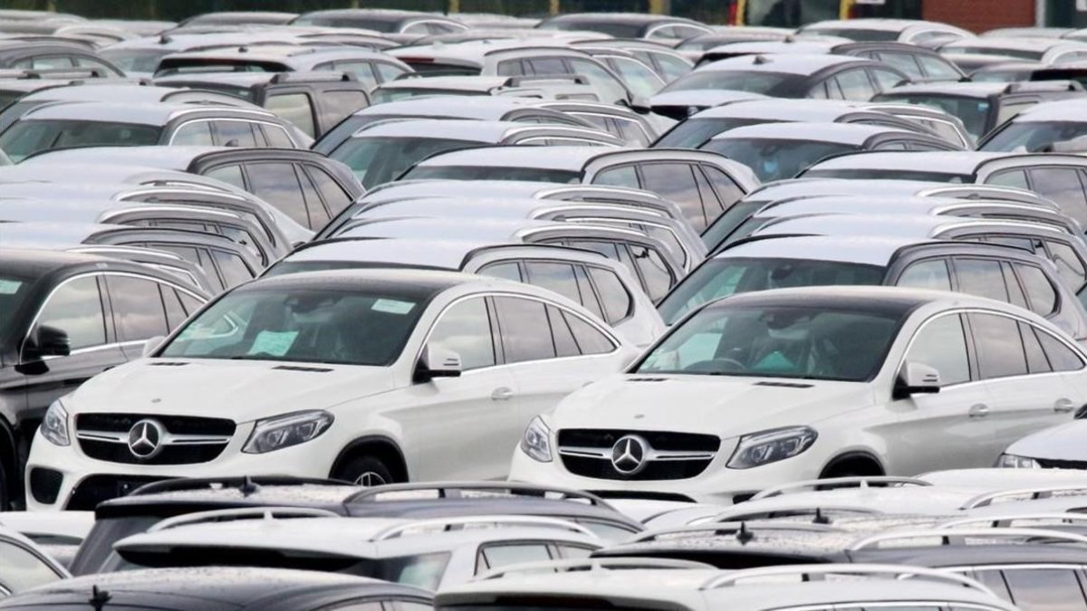 Coches Mercedes aparcados en el puerto de Bremerhaven, al norte de Alemania.-EFE