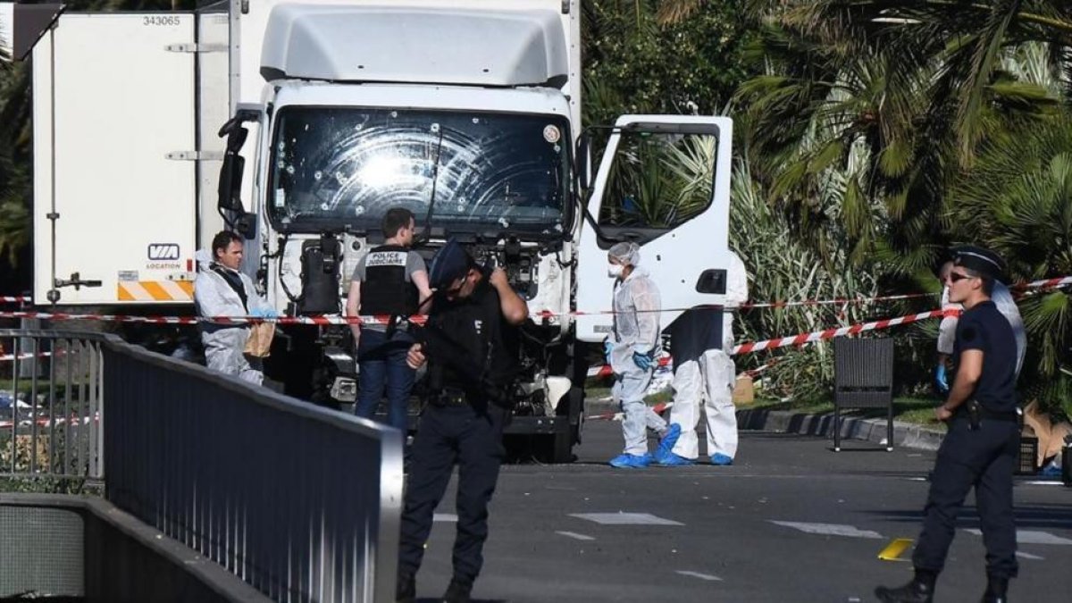 Forenses y policías buscan pruebas en el camión que arrolló a la multitud en Niza, este viernes.-AFP / ANNE-CHRISTINE POUJOULAT
