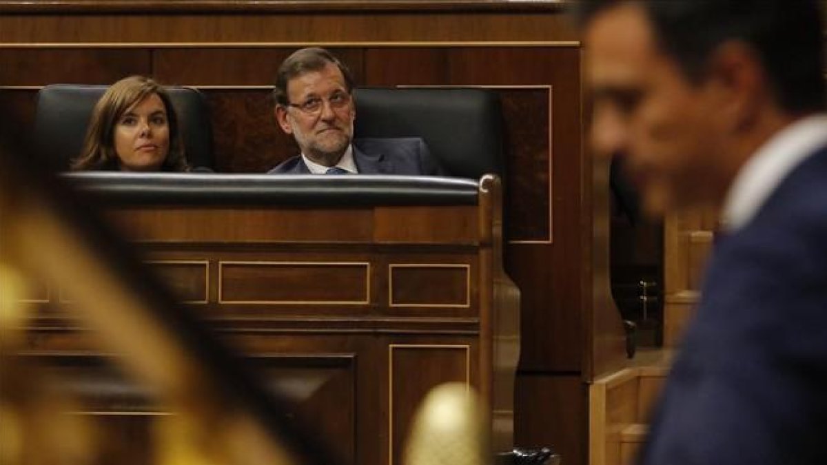 Sánchez interviene en el Congreso ante Rajoy y Santamaría, el pasado mes de agosto.-AGUSTÍN CATALÁN