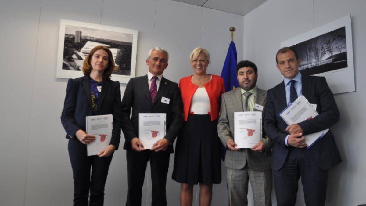 Mª Ángeles Fernández, Directora General de FOES; Carlos Mor, Presidente de CEOE Teruel; Corina Cretu, Comisaria Europea de Política Regional; Juan Carlos Escuder, Presidente de la Asociación de Empresarios de Gúdar-Javalambre (Teruel) y Ángel Mayordomo, S-FOES.