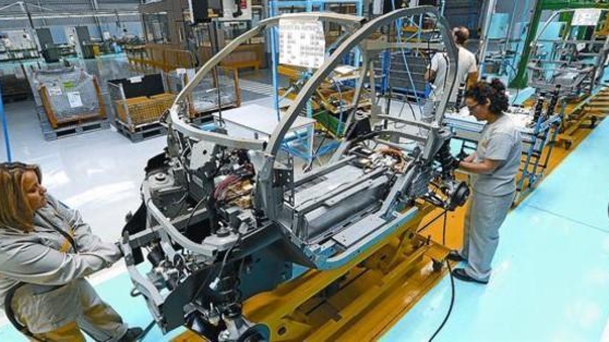 RENAULT VALLADOLID. Línea de montaje del modelo Twizy en la factoría de la capital de Castilla y León.-ARCHIVO