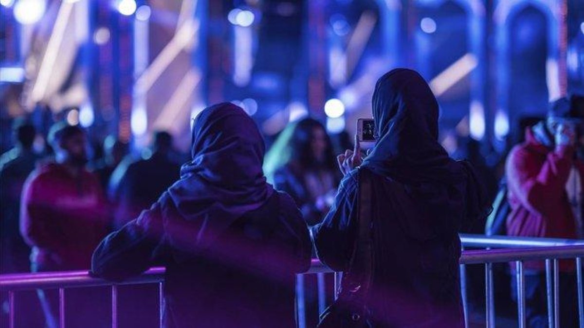 Dos jóvenes, en uno de los conciertos celebrados el pasado día 20 en el marco del MDL Beast Festival en Riad.-AP