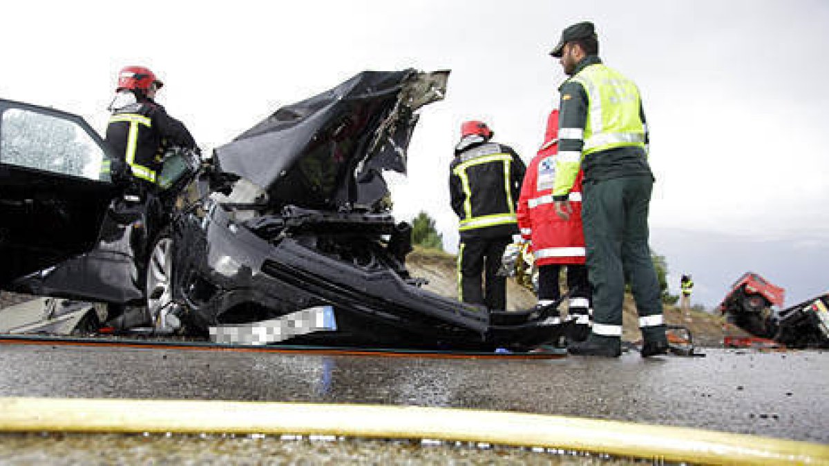 Estado en el que quedó el coche donde viajaban los fallecidos. / D. M. -