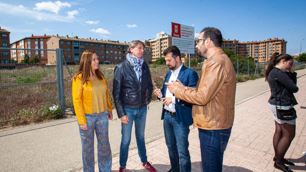 Carlos Martinez comparece con Tudanca frente a la parcela cedida en 2007 para el Centro de Salud Soria Norte. MARIO TEJEDOR