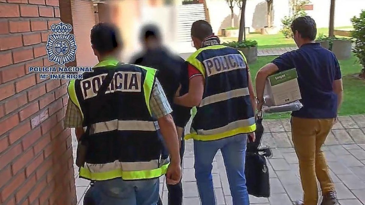 Policías de Valladolid salen del registro del domicilio del británico , con dos portátiles y una caja de documentos-E. M.
