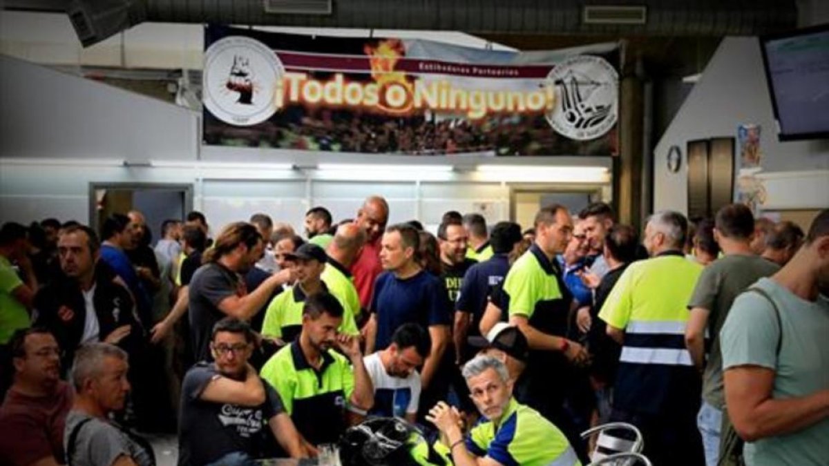 Un grupo de estibadores en huelga en el puerto de Barcelona.-FERRAN NADE