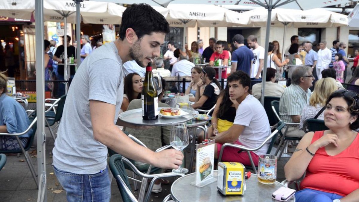 Un joven trabajando en una terraza del centro de Soria.-ÁLVARO MARTÍNEZ