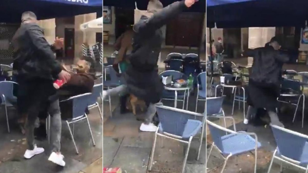 Imágenes del vídeo de la agresión de un ultra del Betis a un joven en Bilbao.-