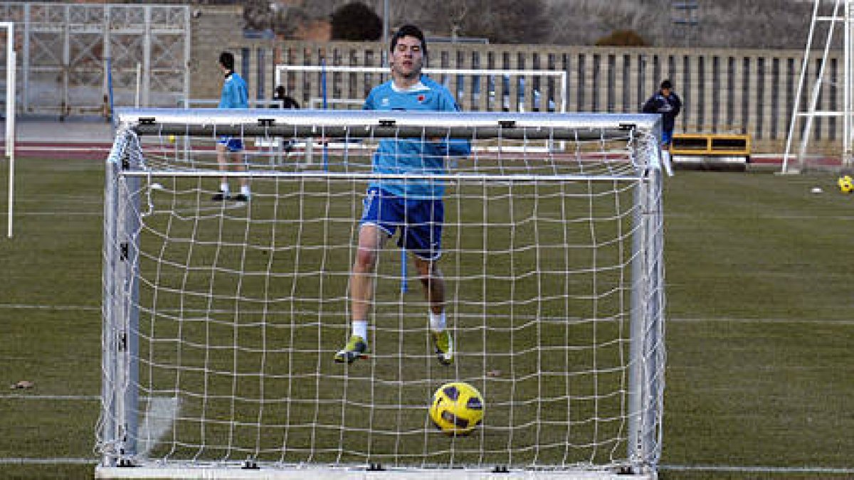El canterano Javier Bonilla en un entrenamiento con la primera plantilla. / ÁLVARO MARTÍNEZ-
