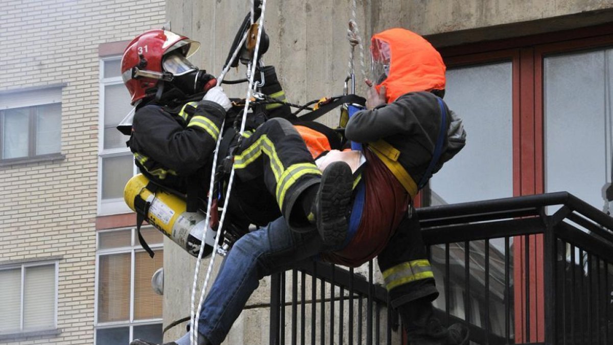 Simulacro de rescate en altura en el parque de bomberos.-Valentín Guisande
