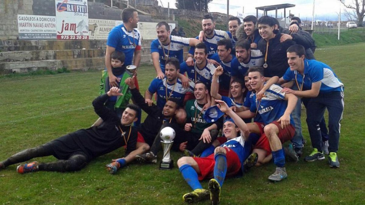 Los jugadores del Abejar celebran el título de la Liga Provincial sobre el terreno de juego del campo de La Ermita.-