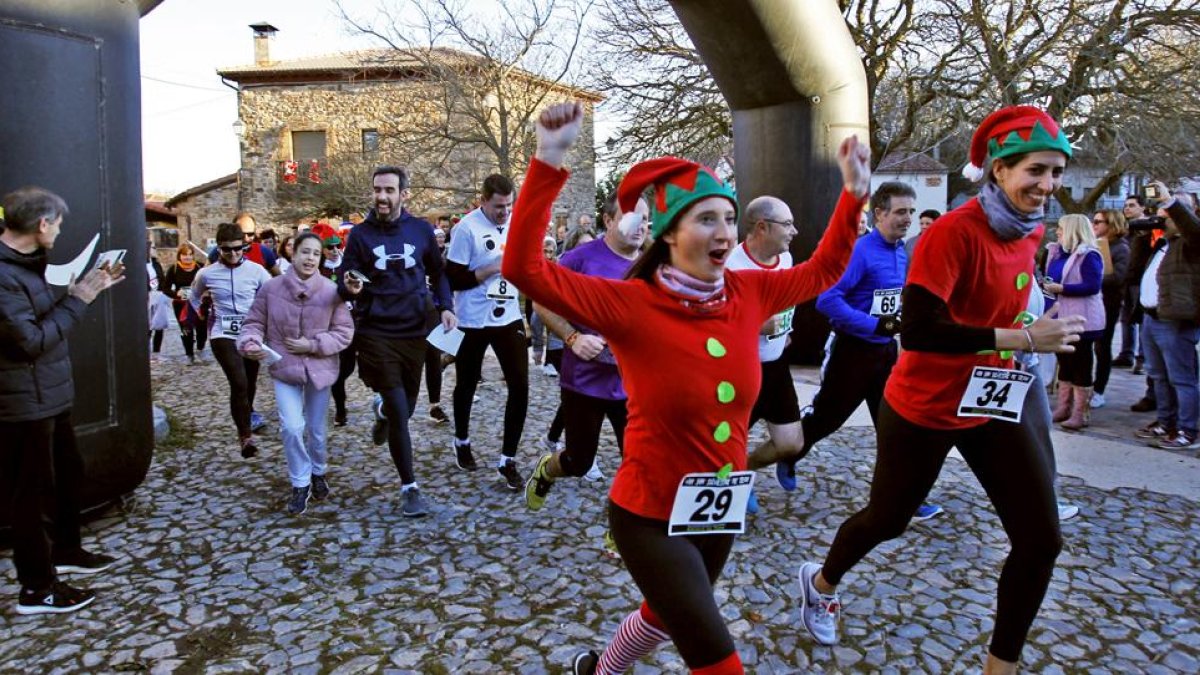 La localidad de Tera se volcó con la quinta edición de la prueba de San Silvestre, con carácter solidario a beneficio de Cáritas, el martes por la tarde.-MARIO TEJEDOR