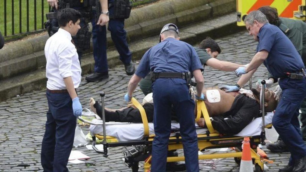 El presunto autor del ataque en Londres mientras es trasladado a una ambulancia.-STEFAN ROUSSEAU / AP