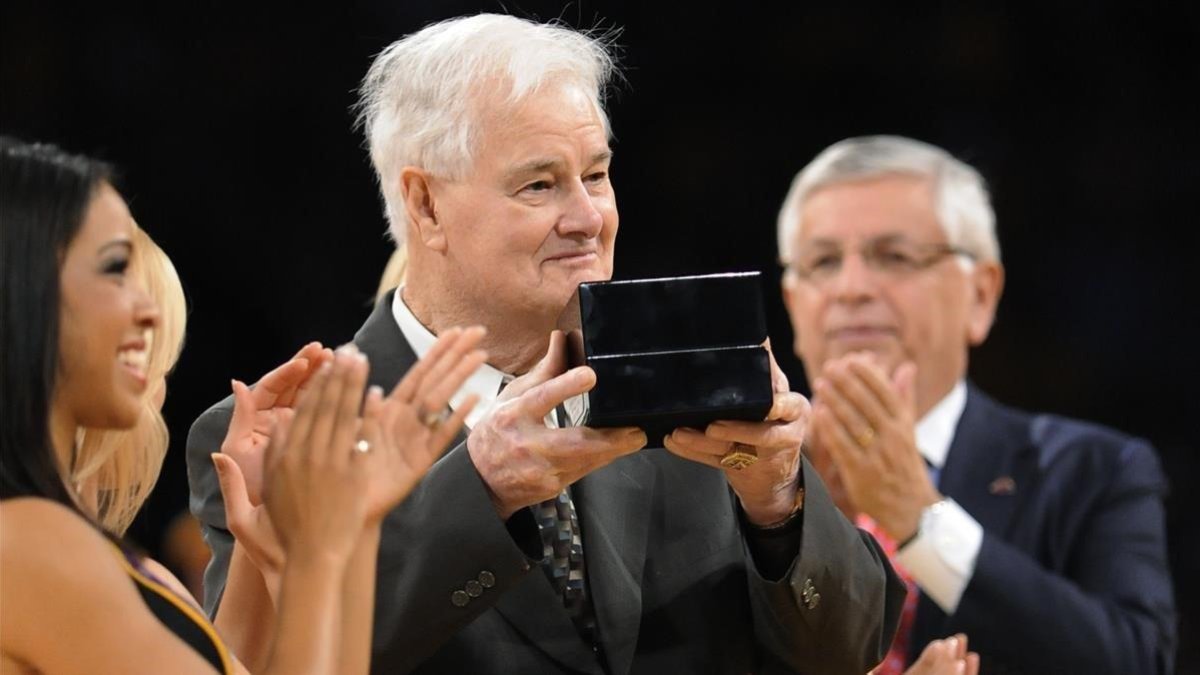 Tex Winter, recogiendo un premio-
